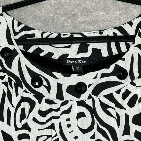 Dana Kay 18W 1X Shirt Top White Geometric Sleeveless Round Neck Embellished‎ - Picture 3 of 7